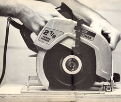 A Guide to Buying a Circular Saw Image